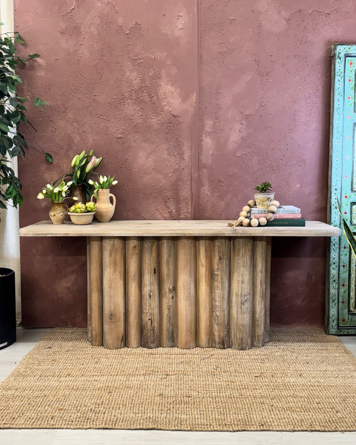 Consola grande de madera de mango acanalada con acabado suave deslavado