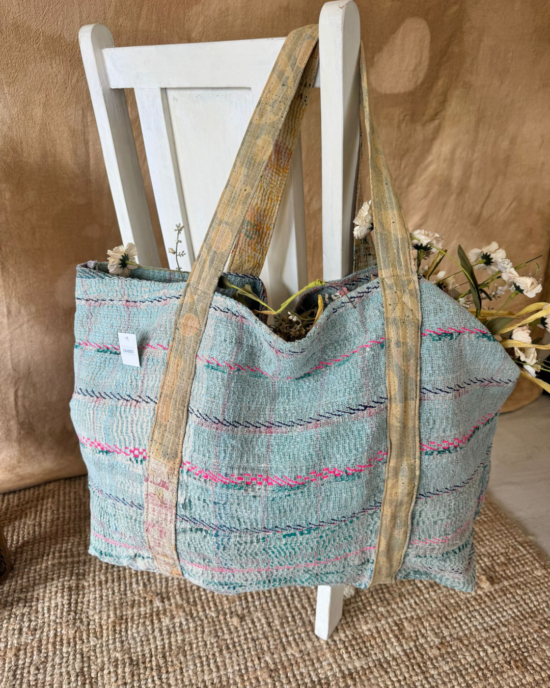 Bolso tote de sari reciclado hecho a mano – Aguamarina con detalles rosas | Bolso multiusos para uso diario y playa