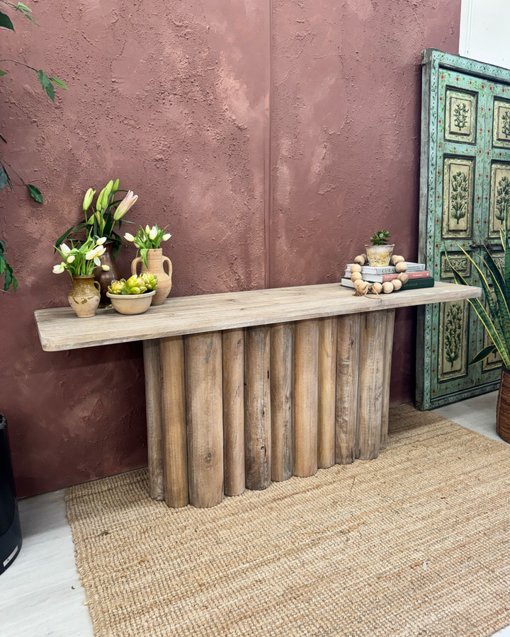 Consola grande de madera de mango acanalada con acabado suave deslavado