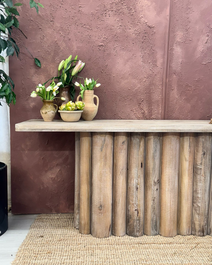 Consola grande de madera de mango acanalada con acabado suave deslavado
