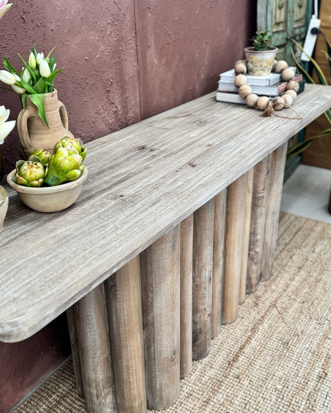 Consola grande de madera de mango acanalada con acabado suave deslavado