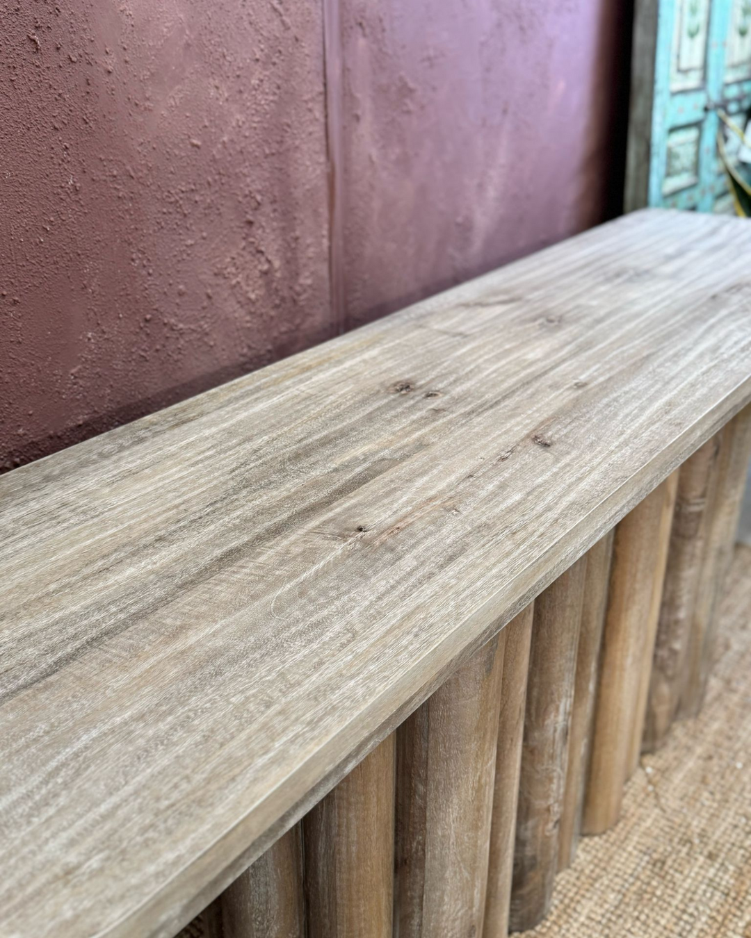 Consola grande de madera de mango acanalada con acabado suave deslavado