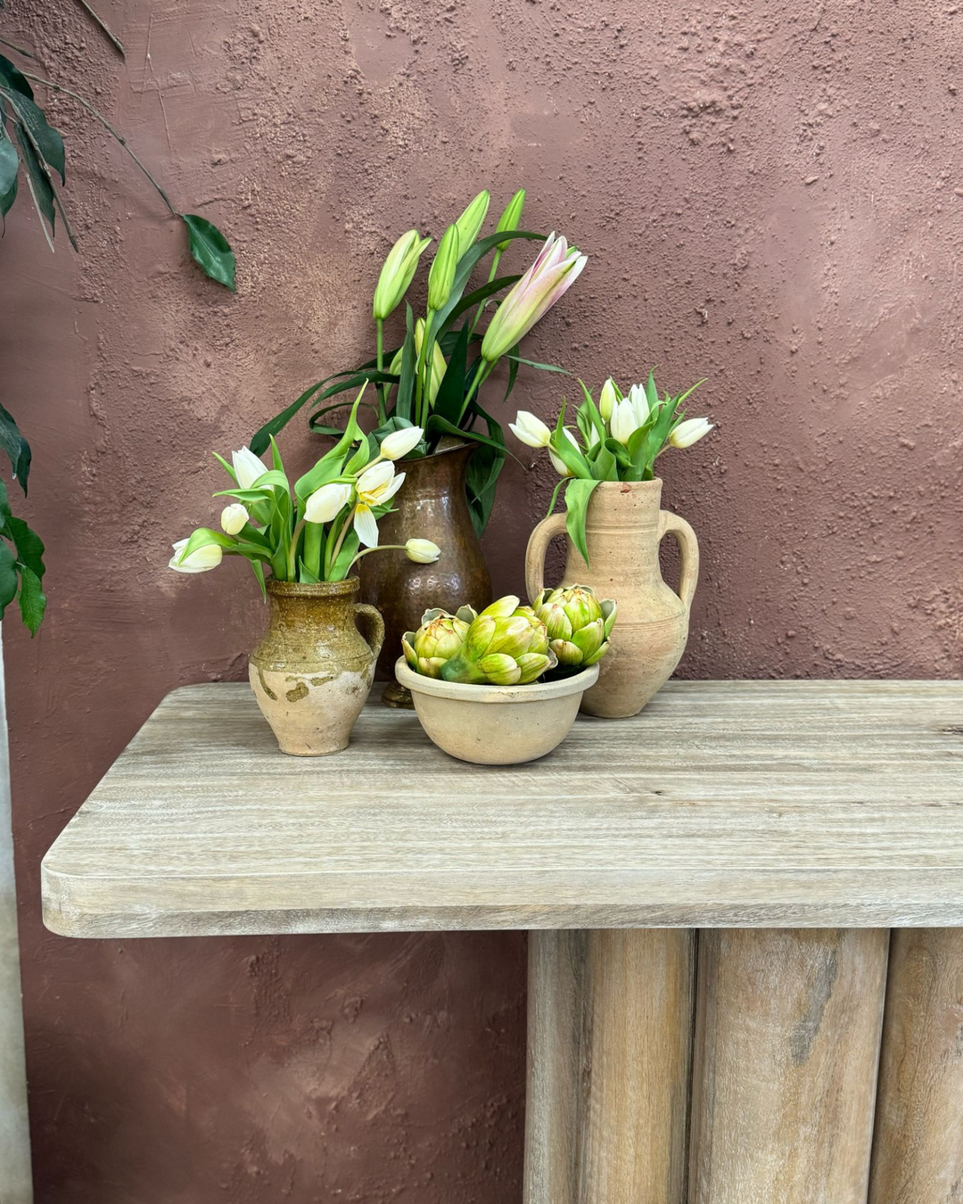 Consola grande de madera de mango acanalada con acabado suave deslavado