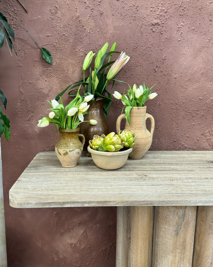 Consola grande de madera de mango acanalada con acabado suave deslavado