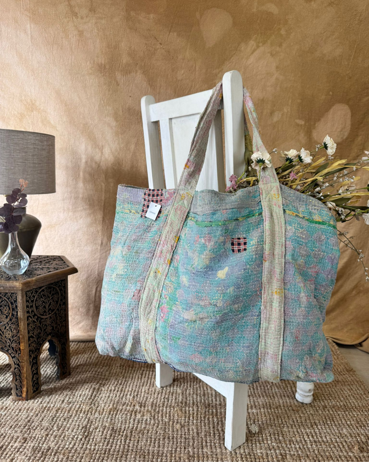 Bolso tote de sari reciclado hecho a mano con patchwork floral pastel | Bolso multiusos para uso diario y playa