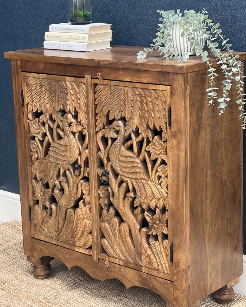 Aparador de madera de mango tallada con pavo real de dos puertas hecho a mano
