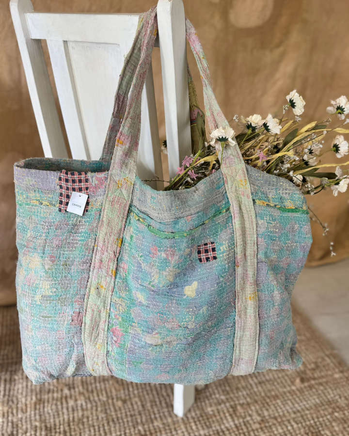 Bolso tote de sari reciclado hecho a mano con patchwork floral pastel | Bolso multiusos para uso diario y playa