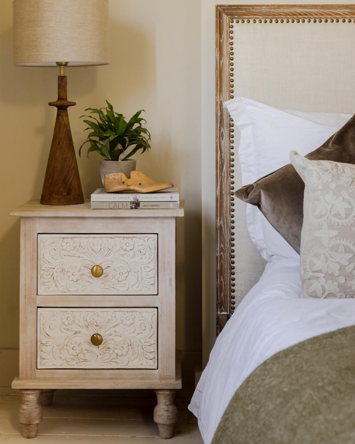 Par de mesitas de noche de madera de mango talladas a mano - Acabado blanqueado