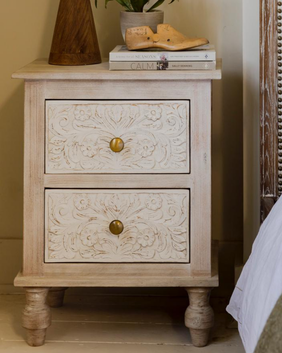 Par de mesitas de noche de madera de mango talladas a mano - Acabado blanqueado