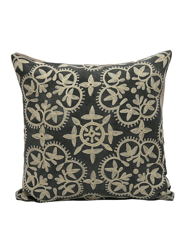 Funda de cojín bordada a mano: algodón y lino color carbón, diseño floral color crema (45 x 45 cm)