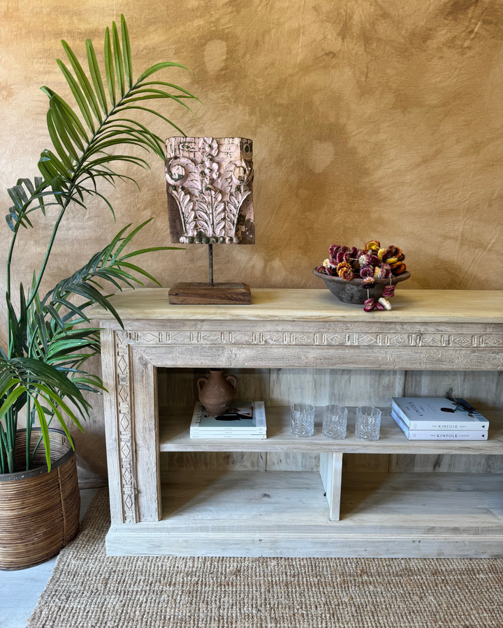 Soporte decorativo de teca recuperada sobre pedestal – Tallado en tonos rubor y verde 