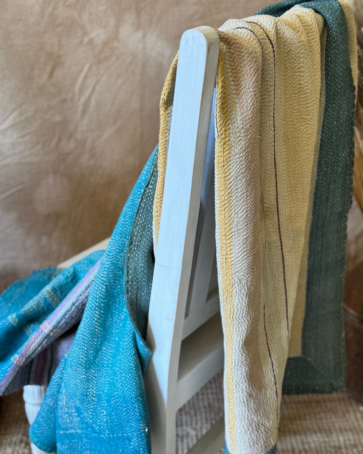 Manta Kantha vintage bordada a mano: sari de rayas verde bosque y verde azulado