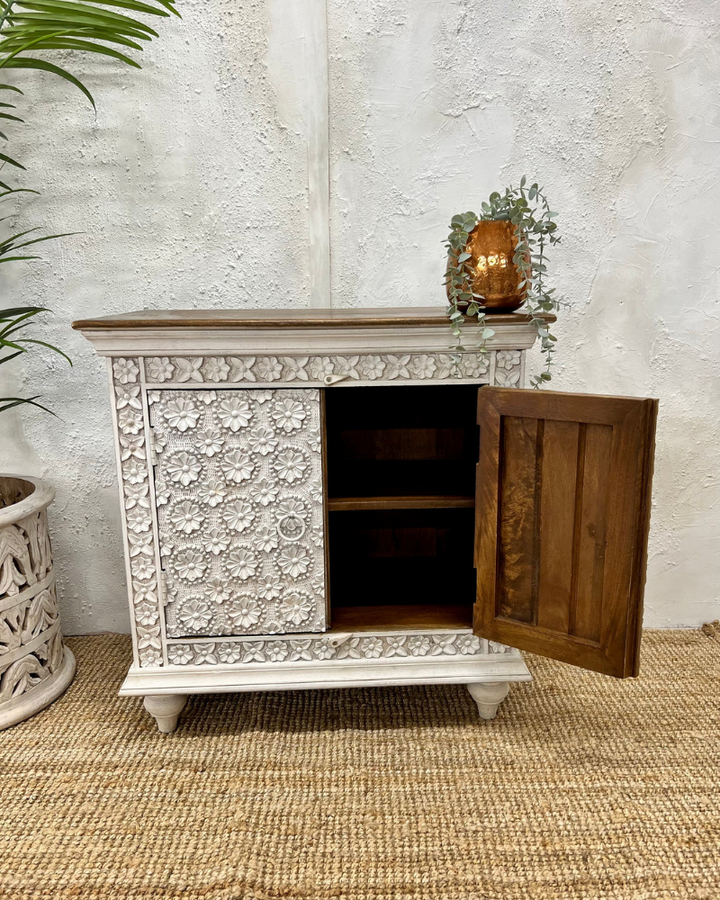 Aparador de dos puertas con pétalos tallados intrincados - (KHSD97WN)