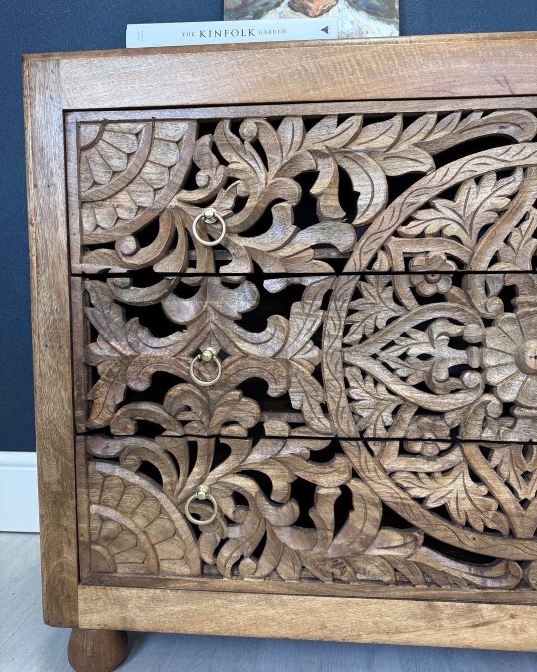 Cómoda de madera de mango con 3 cajones y diseño floral