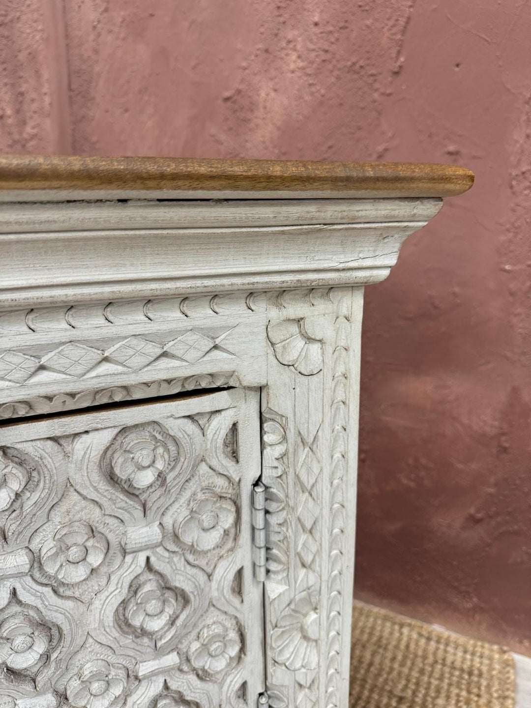 Mueble de TV/aparador de madera de mango tallada a mano, acabado blanqueado o natural