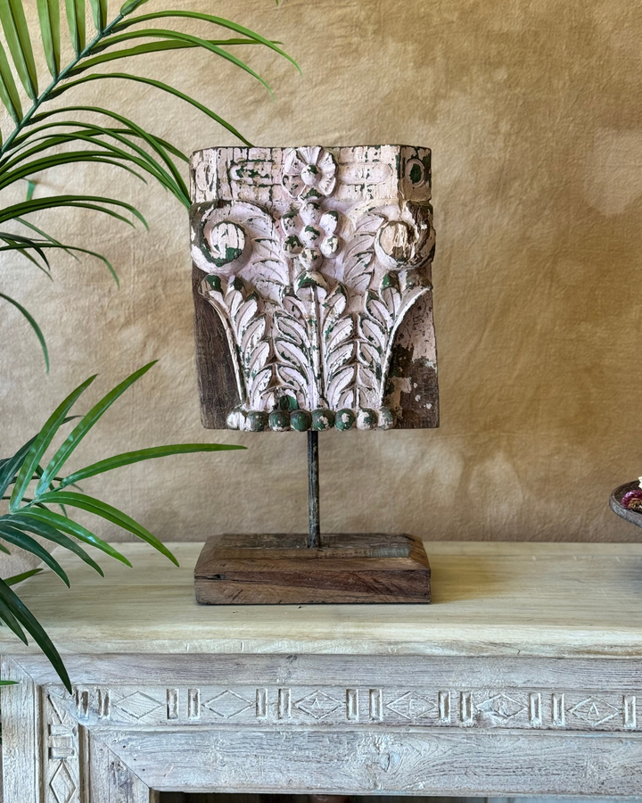 Soporte decorativo de teca recuperada sobre pedestal – Tallado en tonos rubor y verde 