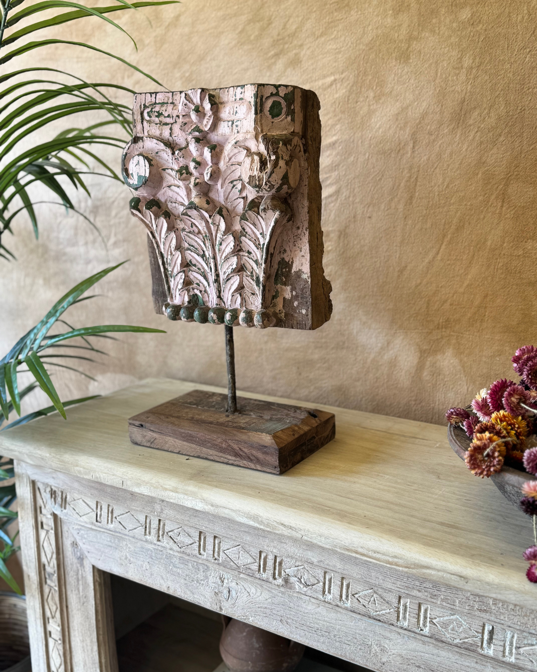 Soporte decorativo de teca recuperada sobre pedestal – Tallado en tonos rubor y verde 