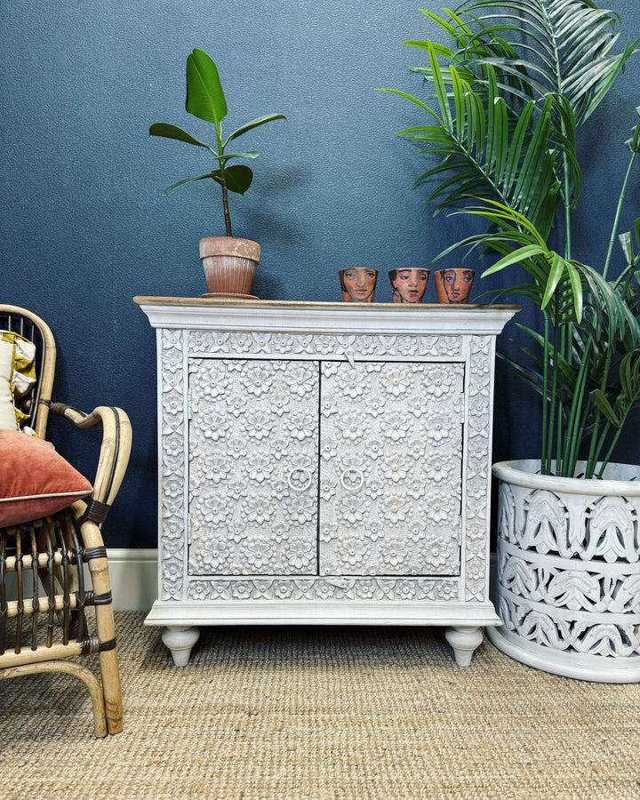 Aparador de dos puertas con pétalos tallados intrincados - (KHSD97WN)
