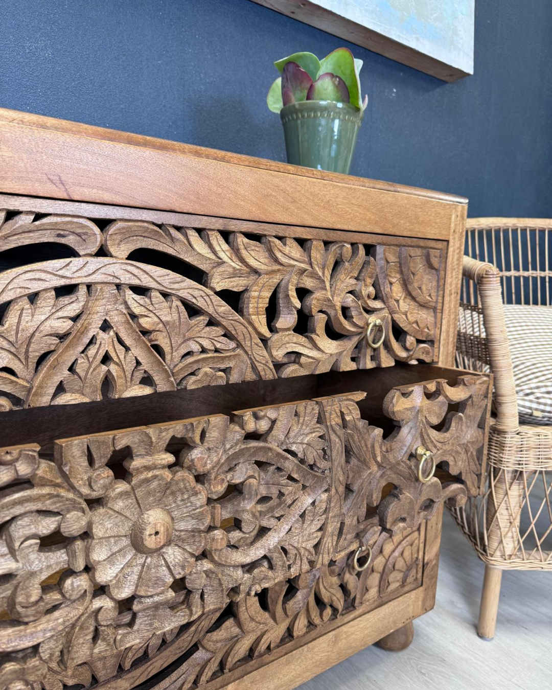 Cómoda de madera de mango con 3 cajones y diseño floral