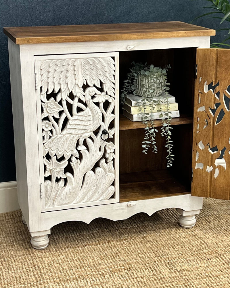 Aparador artesanal de dos puertas de madera de mango tallada con pavo real - Encalado
