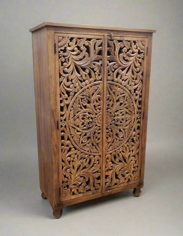 Armario de madera de mango tallada a mano: acabado natural pulido con detalles florales.