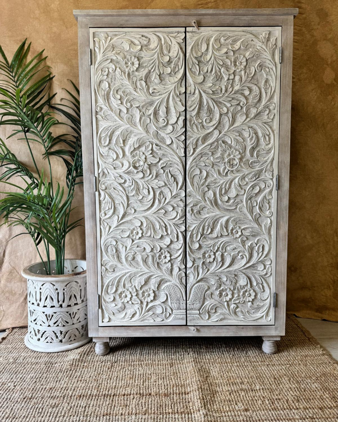 Armario de madera de mango tallada a mano – Acabado blanqueado