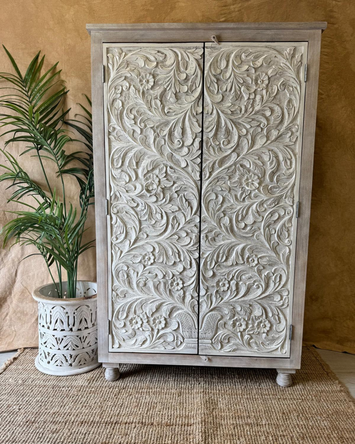 Armario de madera de mango tallada a mano – Acabado blanqueado