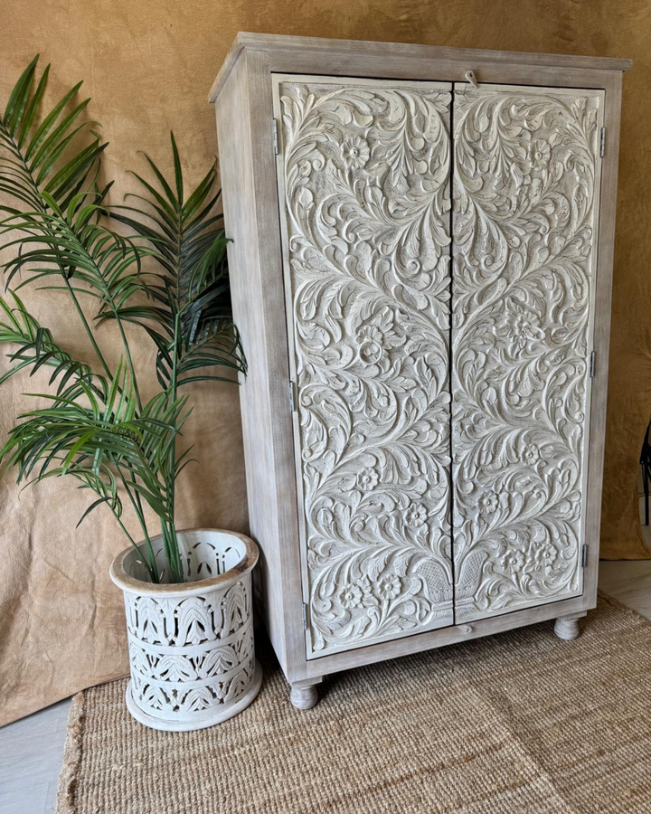 Armario de madera de mango tallada a mano – Acabado blanqueado