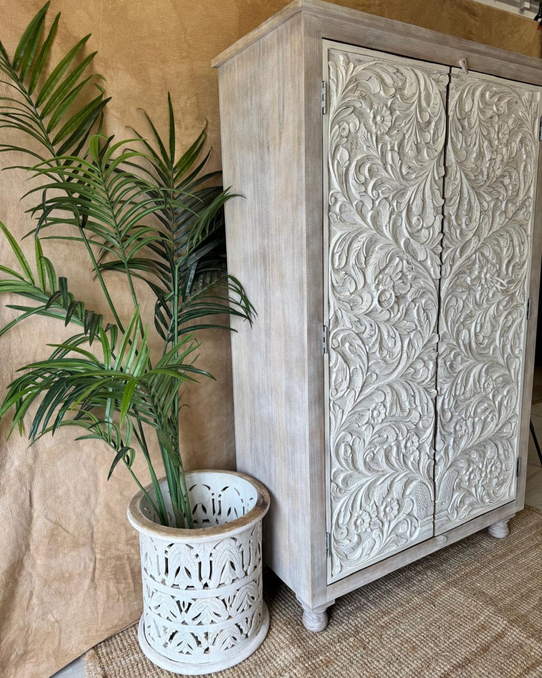 Armario de madera de mango tallada a mano – Acabado blanqueado