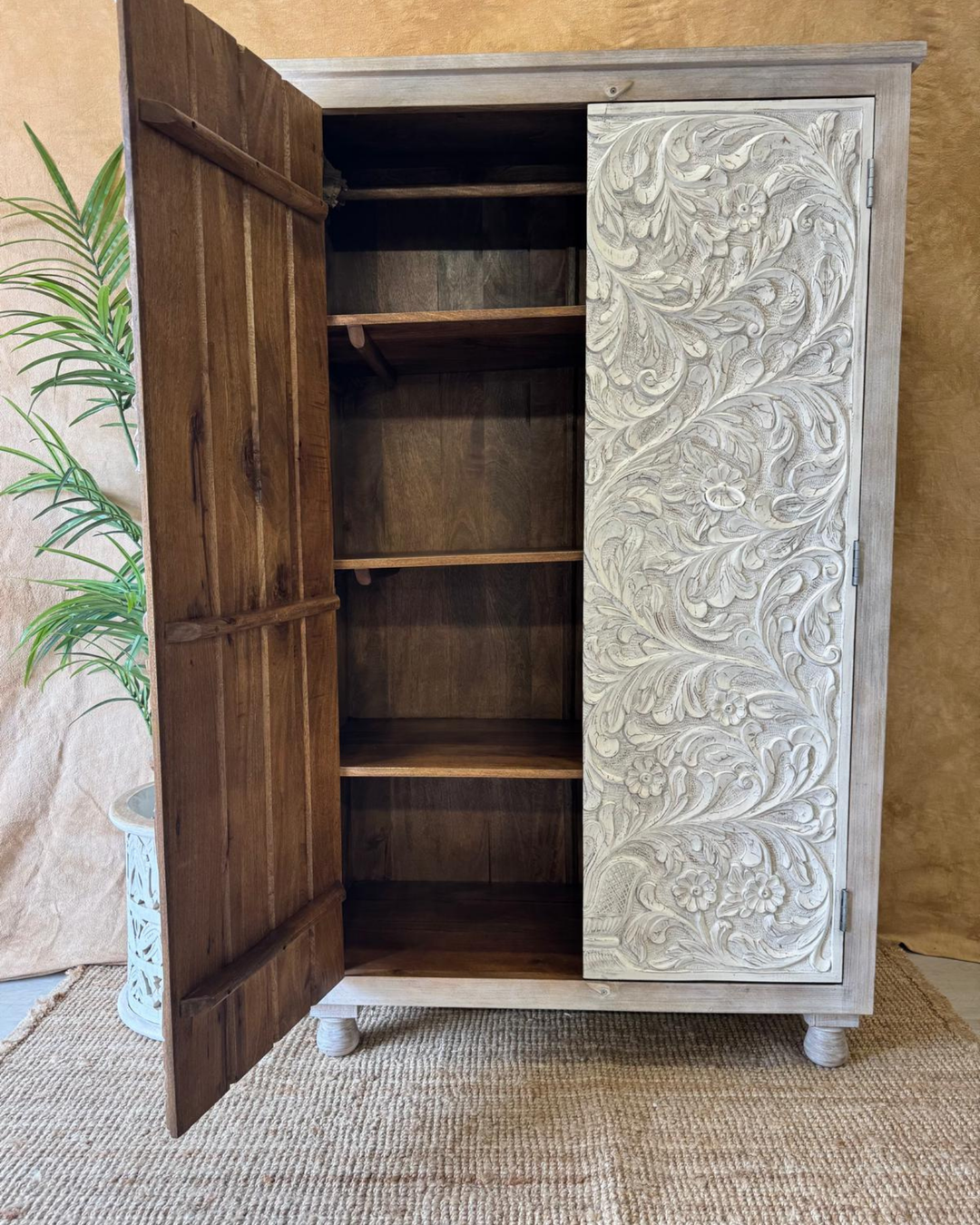 Armario de madera de mango tallada a mano – Acabado blanqueado