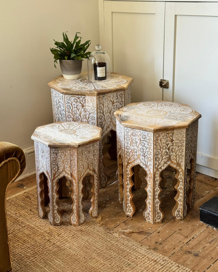 Juego de mesa auxiliar india octogonal con diseño floral blanco pintado a mano