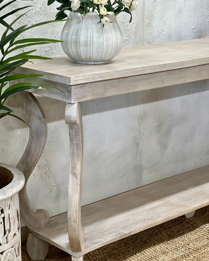 Consola de madera de mango color crema tallada a mano
