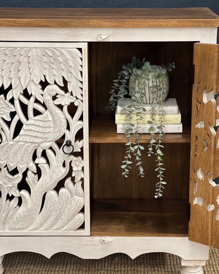 Aparador artesanal de dos puertas de madera de mango tallada con pavo real - Encalado