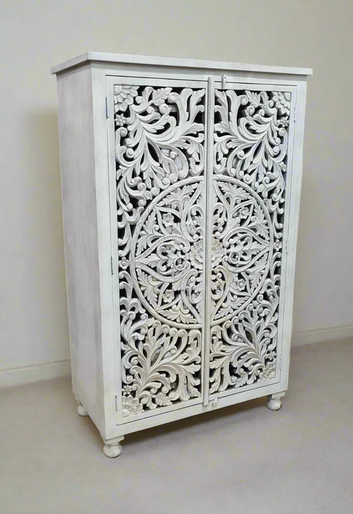 Armario de madera de mango tallada a mano, acabado blanqueado con detalles florales
