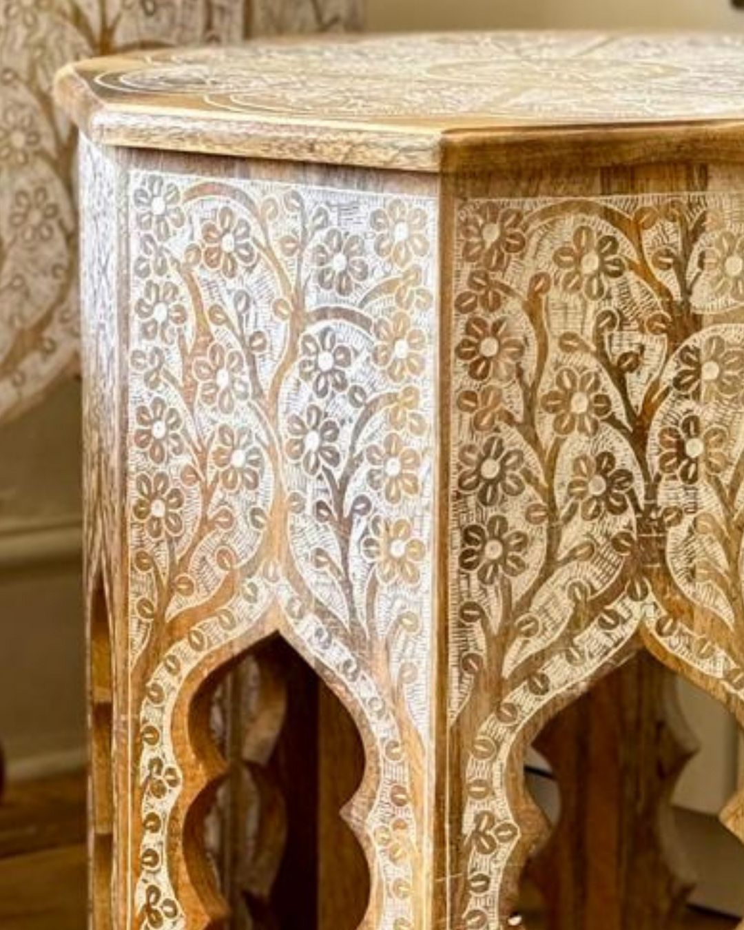 Juego de mesa auxiliar india octogonal con diseño floral blanco pintado a mano