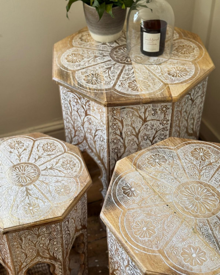 Juego de mesa auxiliar india octogonal con diseño floral blanco pintado a mano