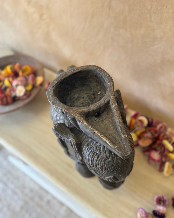 Maceta vintage con forma de elefante tallada a mano, acabado oscuro y asa con figura invertida. 