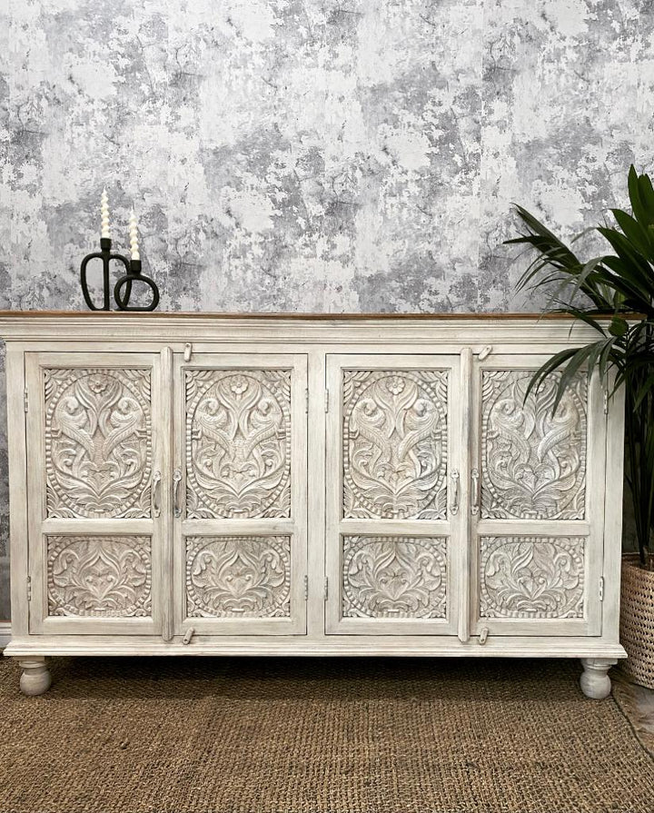 Aparador de cuatro puertas tallado y encalado