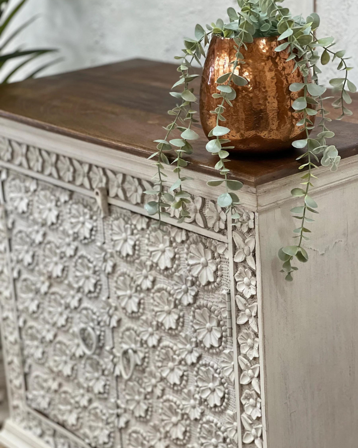 Aparador de dos puertas con pétalos tallados intrincados - (KHSD97WN)