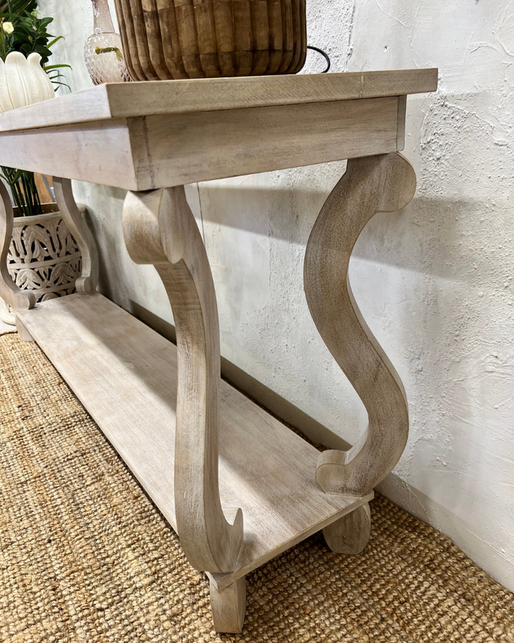 Consola de madera de mango color crema tallada a mano