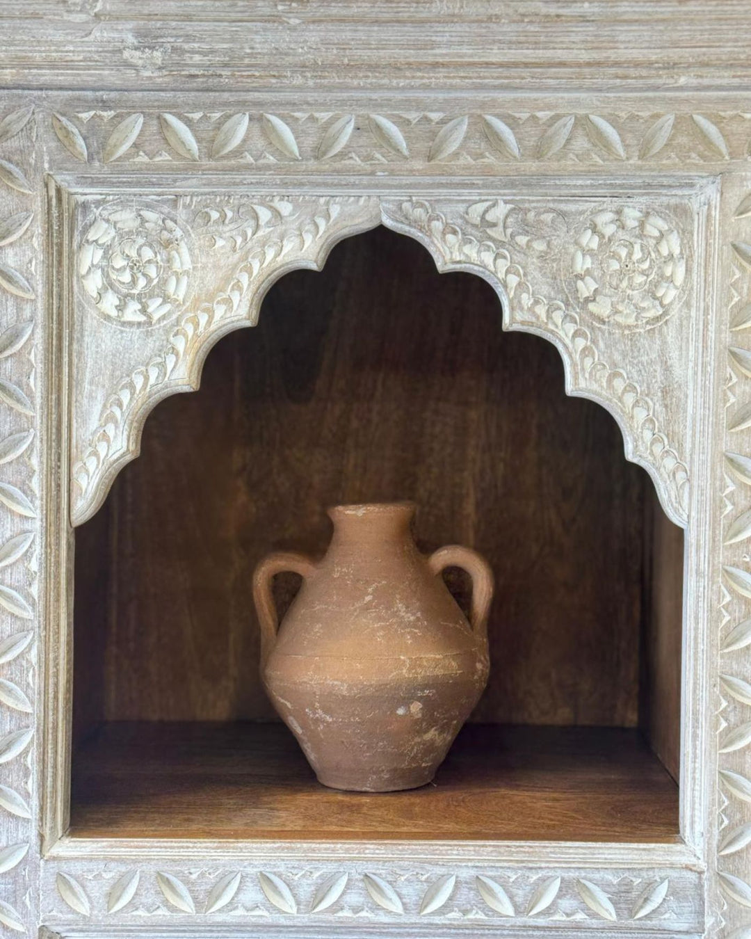 Hand-Carved Mango Wood Bookcase – Cream-Washed Light Natural Finish with Arched Shelves