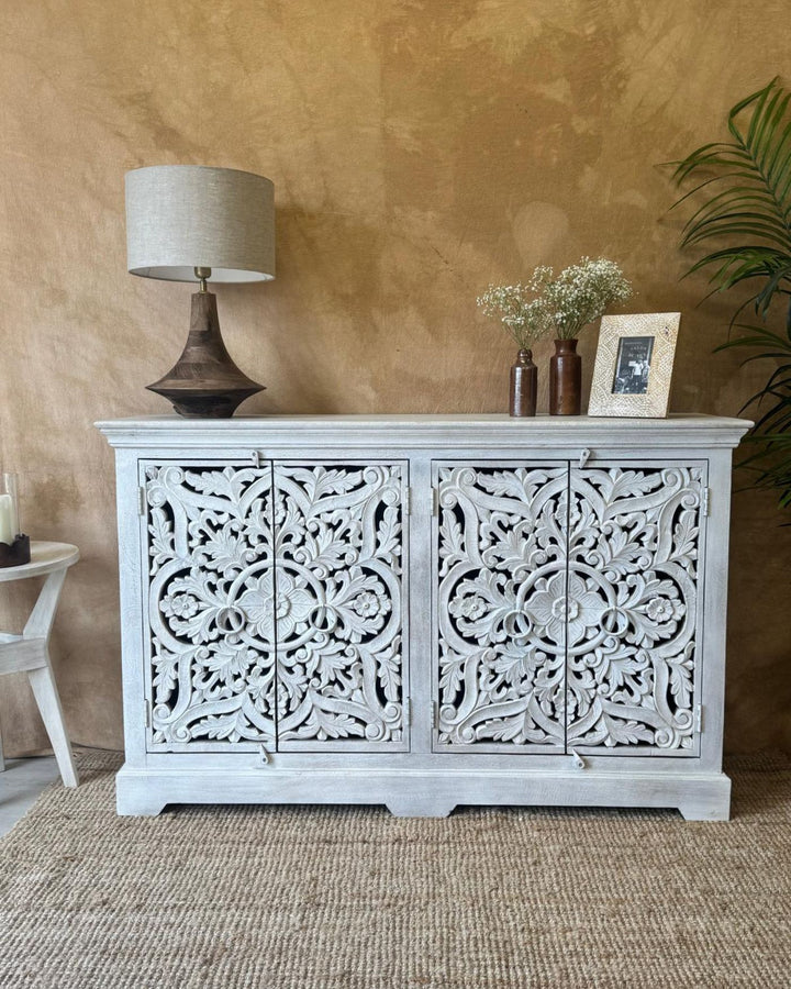 Aparador de madera de mango tallada a mano, acabado blanqueado con detalles florales
