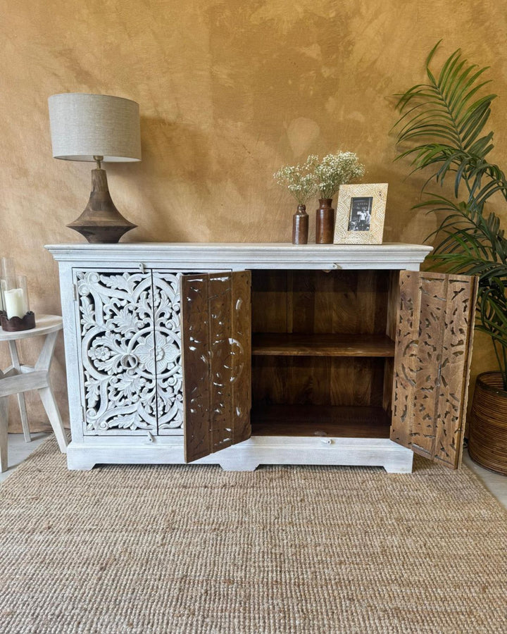 Aparador de madera de mango tallada a mano, acabado blanqueado con detalles florales