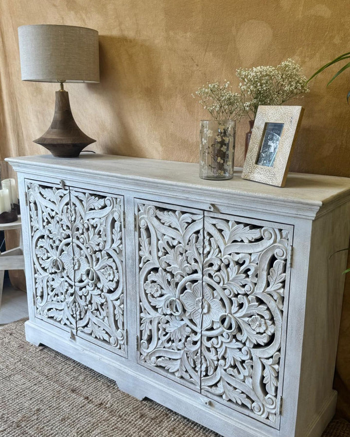 Aparador de madera de mango tallada a mano, acabado blanqueado con detalles florales