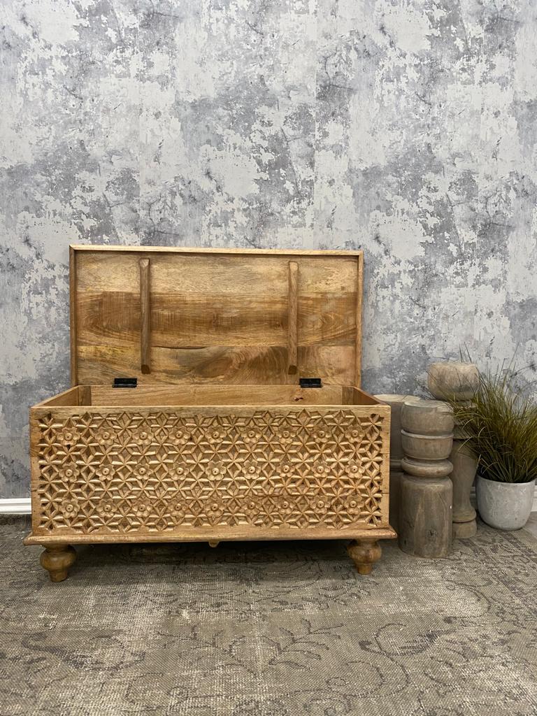 Caja de almacenamiento de madera de mango tallada a mano – Acabado pulido natural