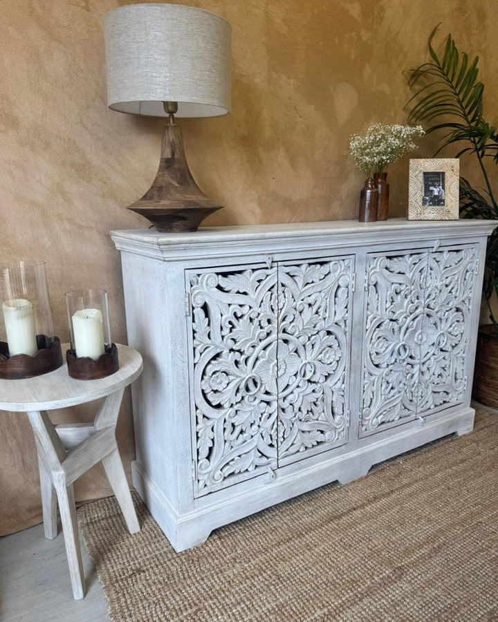 Aparador de madera de mango tallada a mano, acabado blanqueado con detalles florales