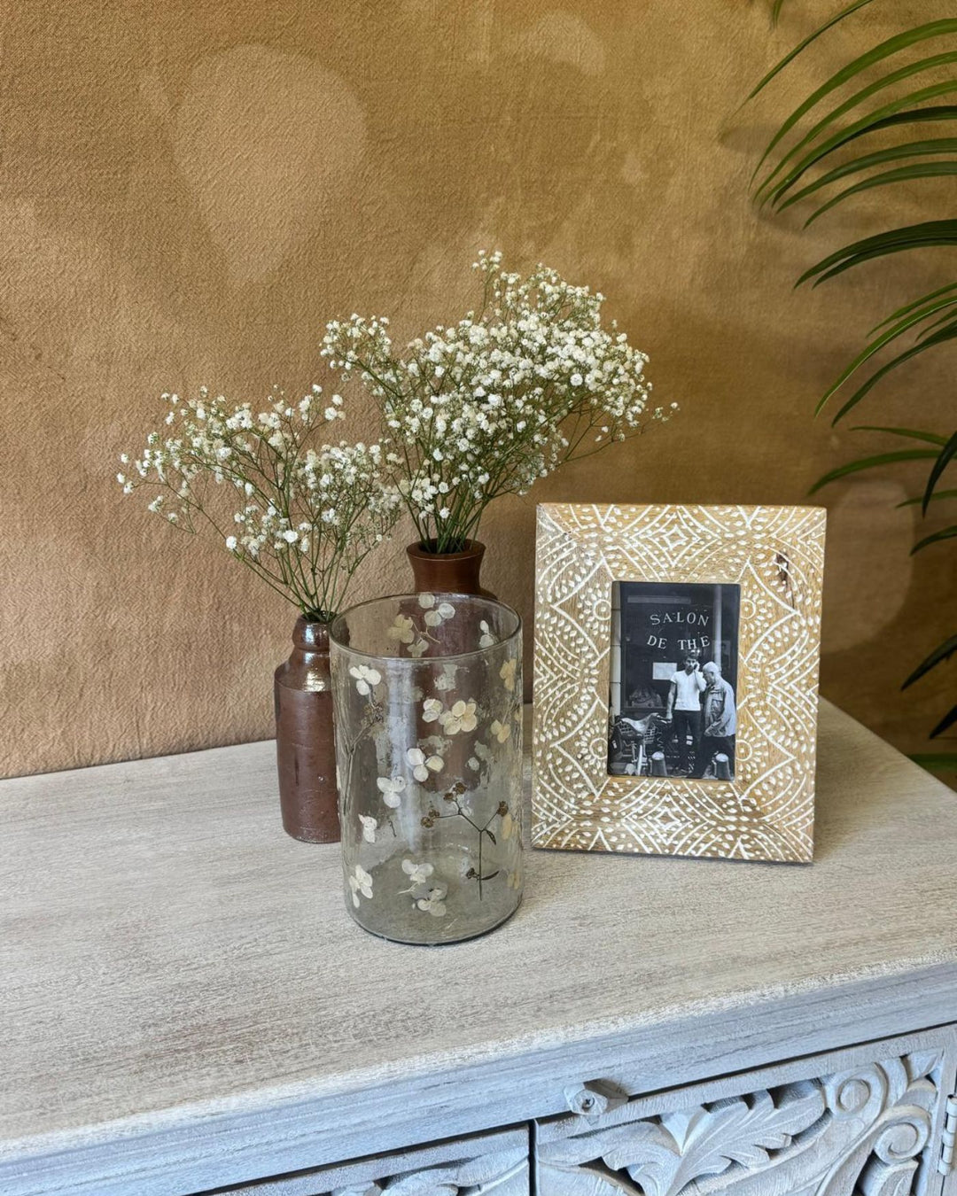 Aparador de madera de mango tallada a mano, acabado blanqueado con detalles florales