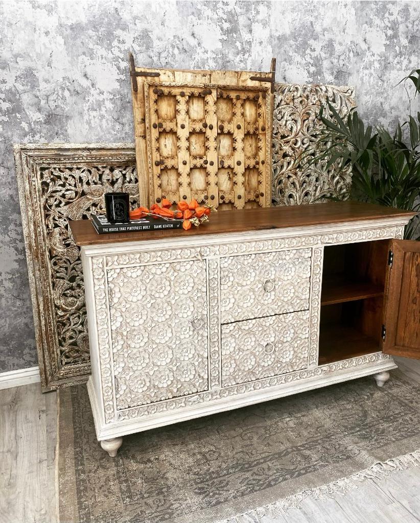 Aparador de madera de mango blanqueada con diseño floral tallado a mano