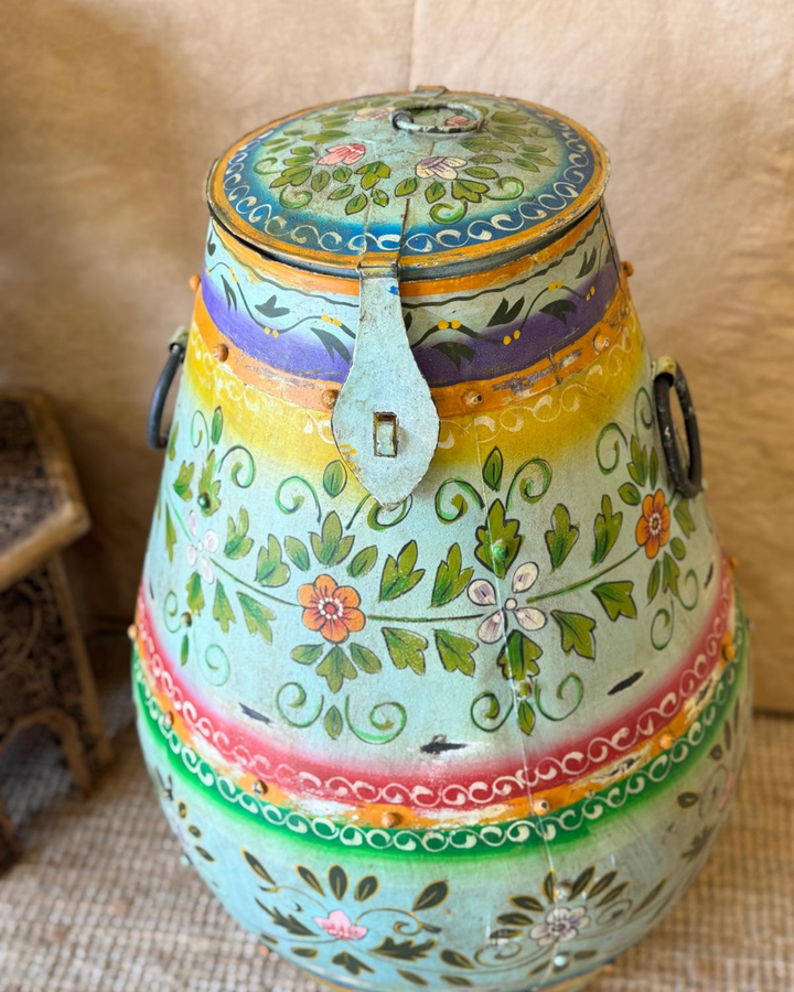 Olla de hierro pintada a mano con tapa – Diseño floral turquesa