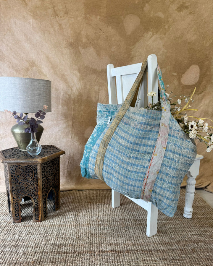 Bolso tote de sari reciclado hecho a mano – Cuadros azules suaves | Bolso multiusos para uso diario y playa